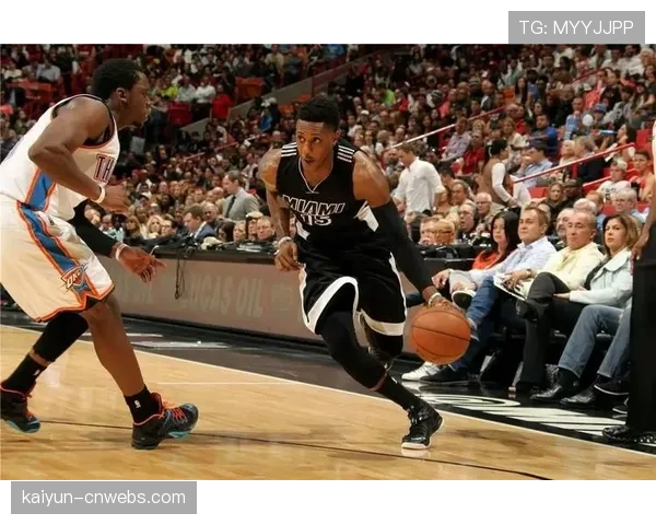 场边观察:教练怒喊“Ice!”提醒队员执行特定挡拆防守策略 场边观察:教练怒喊“Ice!”提醒队员执行特定挡拆防守策略