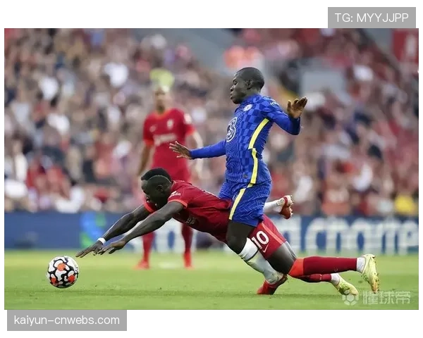 温情时刻：对手球员重伤倒地，两队队医联手施救获掌声